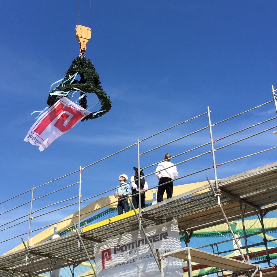 Rohbau der ersten Halle (Halle Nord) ist fertig, Dach ist fertig – Richtfest haben wir schon gefeiert!